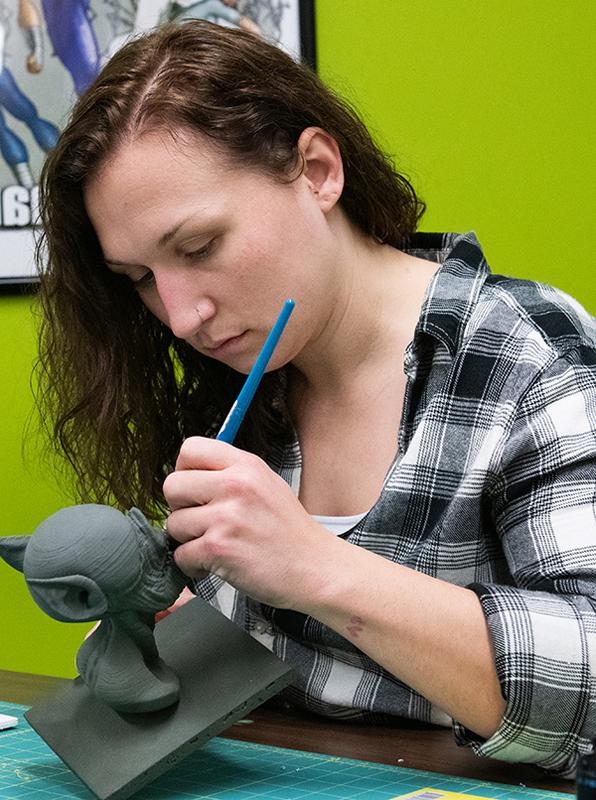 一名学生检查海豚3D打印.