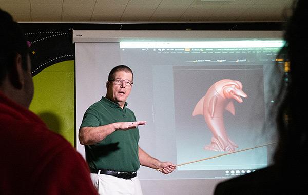 Eric Kunzendorf教授指出ZBrush的功能，以一类动画学生.