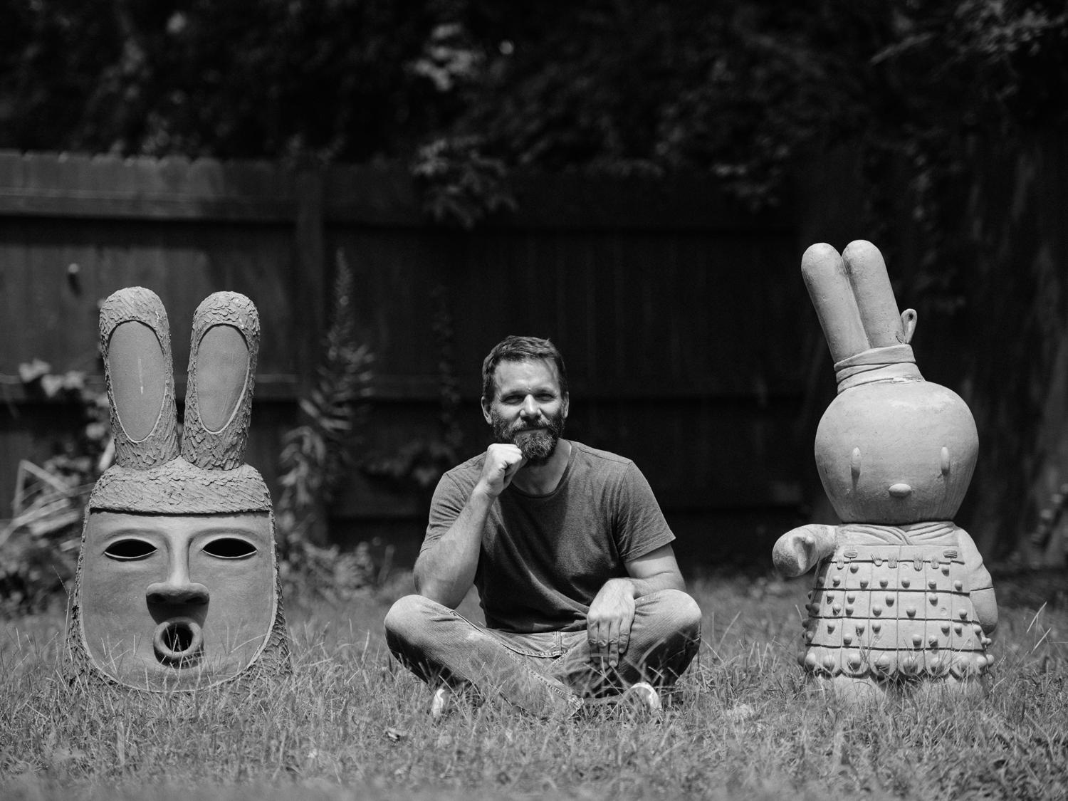 与艺术家约翰·多诺万一起创作的拟人化动物的大型陶瓷雕塑.